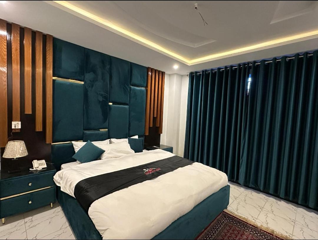 Gold Palace Hotel & Food Lounge Karandukai Exteriör bild